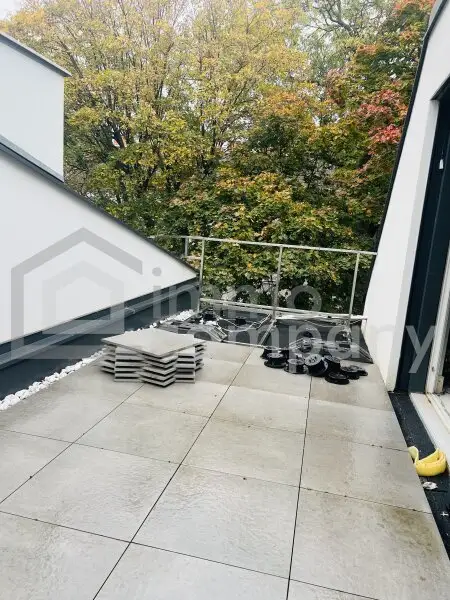 Schöne zweistöckige Wohnung mit Blick auf den Garten.