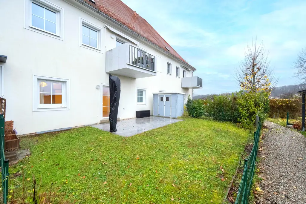 93,78 m² WOHNFLÄCHE – 72,32 m² GARTEN/TERRASSE – SOFORT VERFÜGBAR! Moderne Erdgeschosswohnung mit Garten/Terrasse und Parkplatz in zentraler Ruhelage!