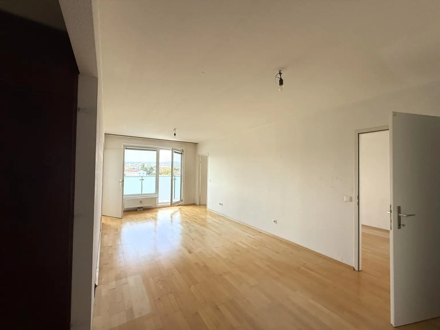 Eine helle, renovierungsbedürftige 3-Zimmer Wohnung // A bright 3-room apartment in need of renovation //