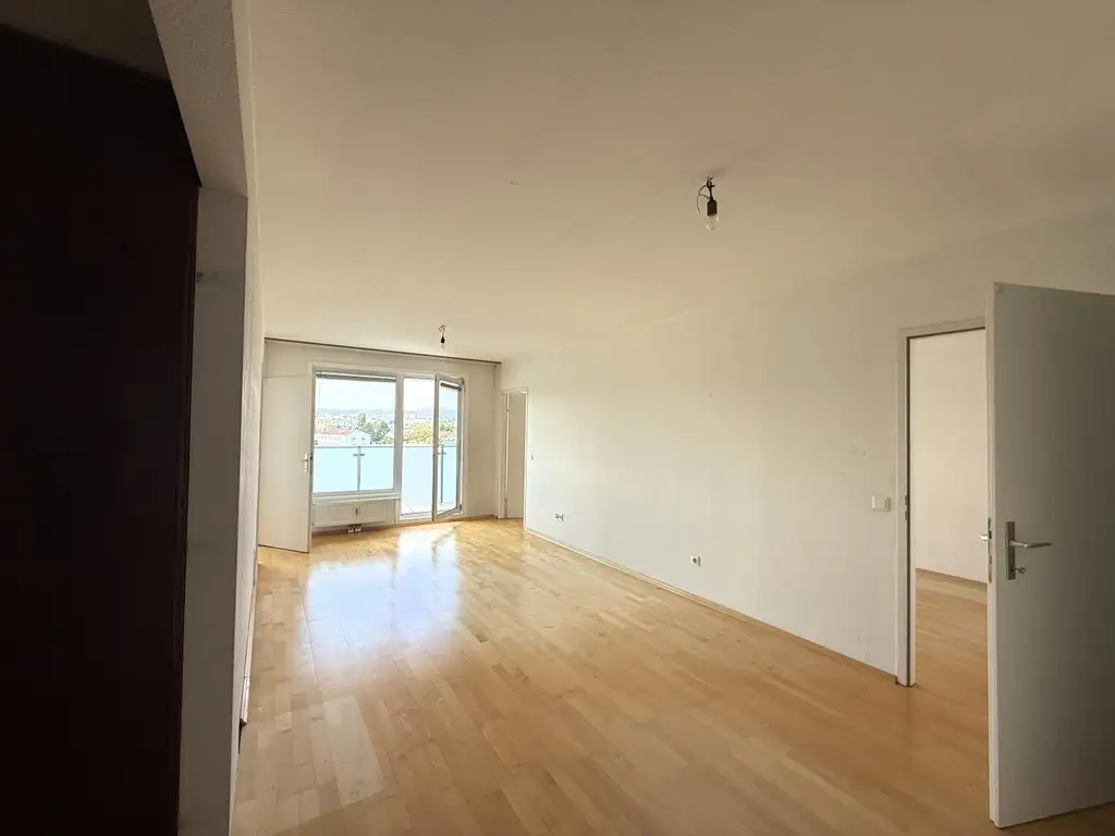 Eine helle, renovierungsbedürftige 3-Zimmer Wohnung // A bright 3-room apartment in need of renovation //