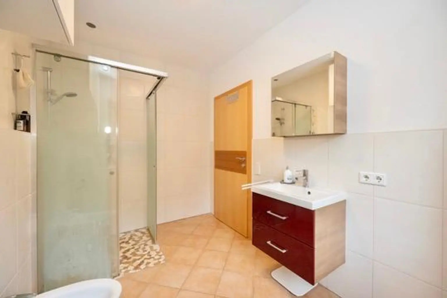 Badezimmer mit Blick zur Dusche