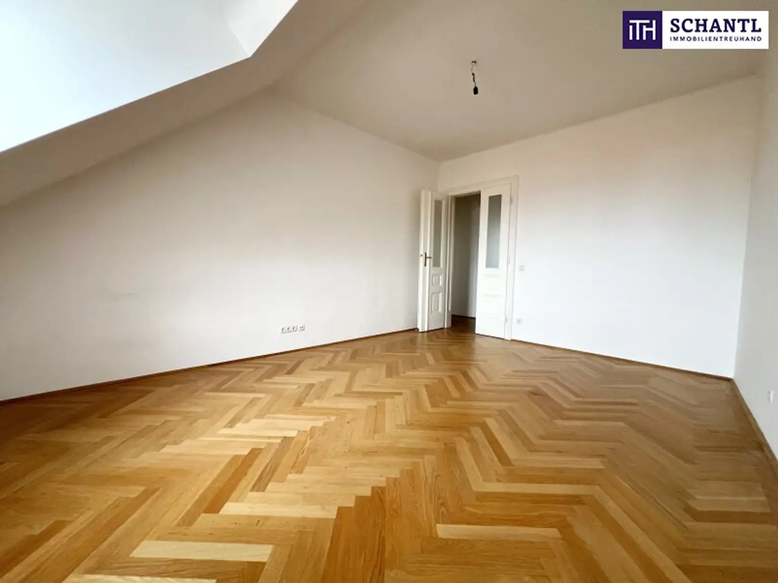 Da ist er – Ihr Wiener Wohntraum! Altbaujuwel im letzten Stock mit Balkon & Klima – jetzt zugreifen!