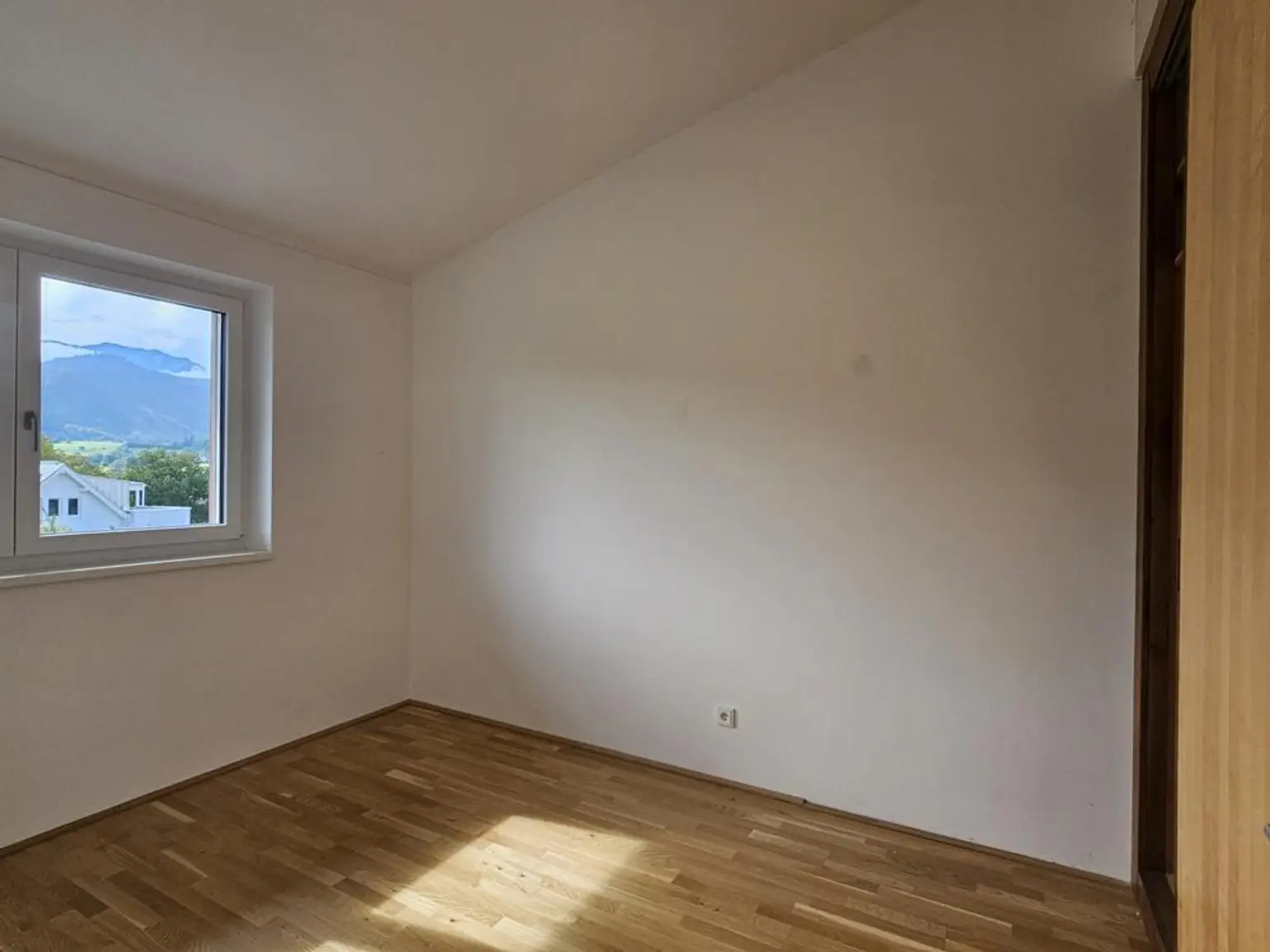 Exklusive 3-Zi.-DG-Wohnung mit Gebirgsblick in ruhiger Lage