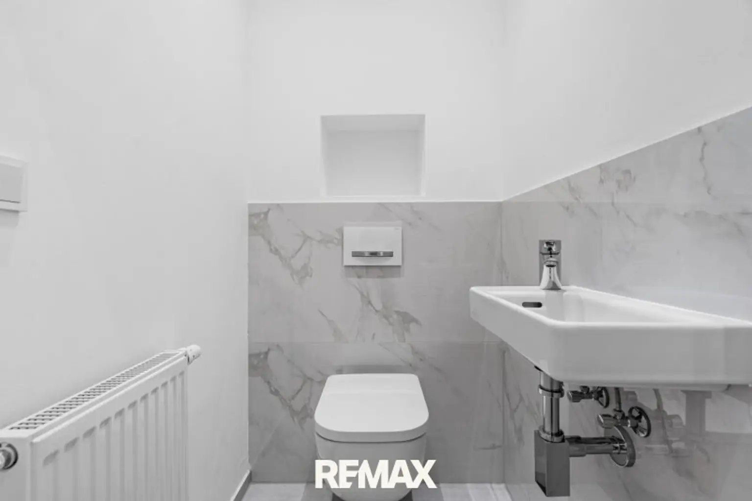 Toilette mit Handwaschbecken