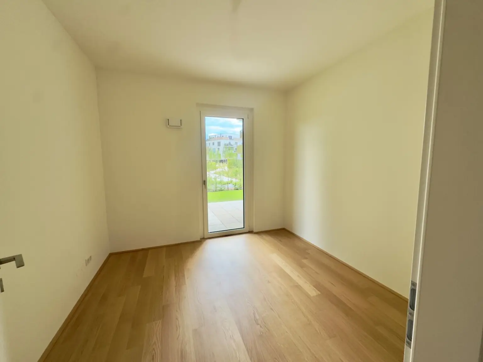 Provisionsfrei: Gerasdorfer Straße - Erstbezug 3 Zimmer Wohnung mit 60m2 Garten: Von der Sonne geküsst