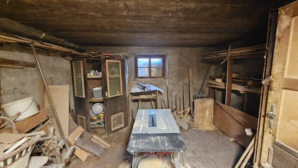 Charmantes Sanierungsobjekt in Radenthein: 5 Zimmer, Balkon und viel Potenzial!