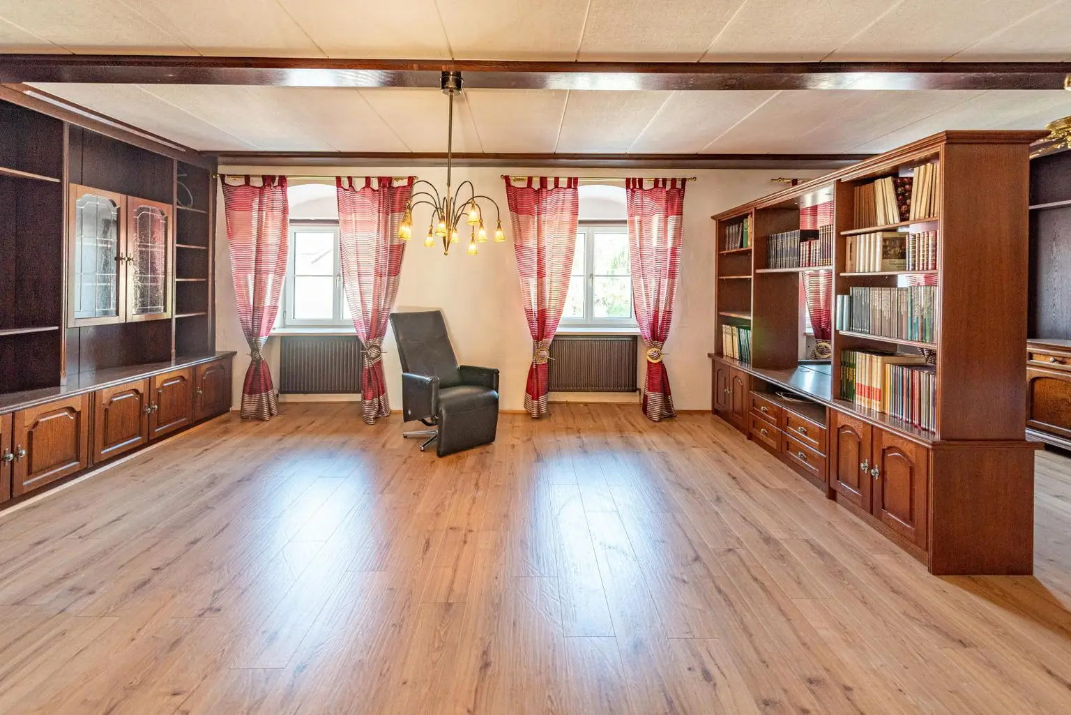 Zwei besondere Wohnungen in historischem Gebäude - 178 m² und 49 m² im Zentrum von Scharnstein mit schönem Ausblick und Garage!