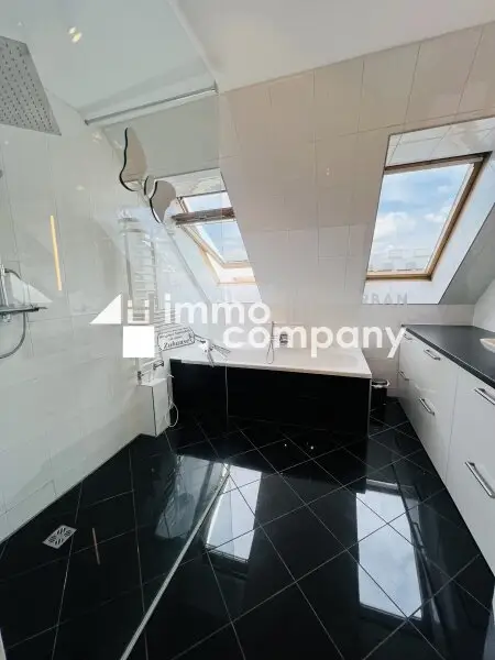 Luxuriöse zweistöckige Wohnung mit atemberaubendem Stadtblick + Balkon und geräumiger Terrasse! 15. Bezirk! U3