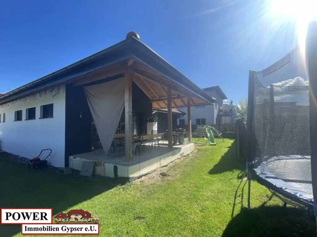 Neuwertiger Bungalow in unschlagbarer Lage, zentral, umgeben von Grünland in Bachnähe!
