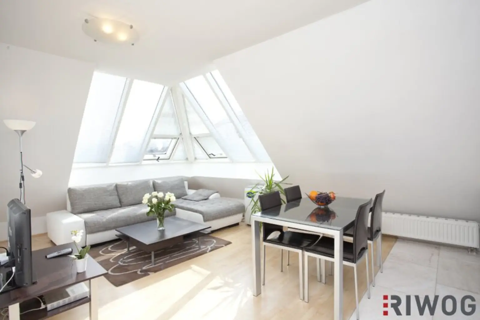 vollmöblierte Dachgeschosswohnung im Altbau *** 3 Gehminuten zum AKH Wien bzw zur Alser Straße