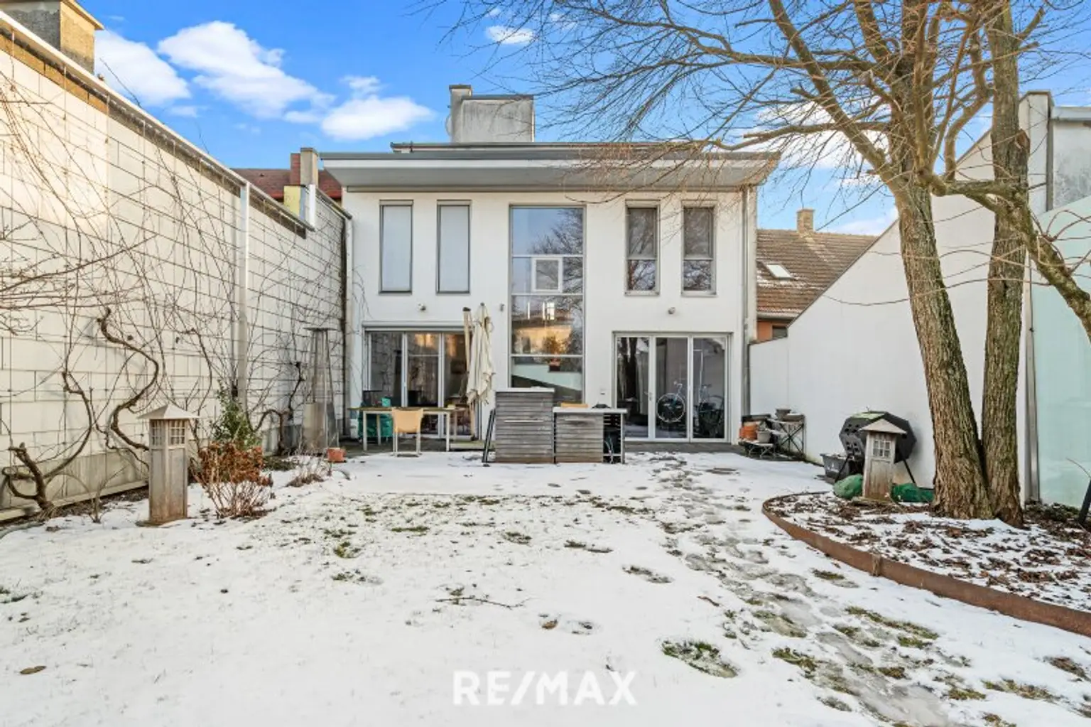 Angrenzendes Nachbarhaus 200m² Wfl. auch zu kaufen!