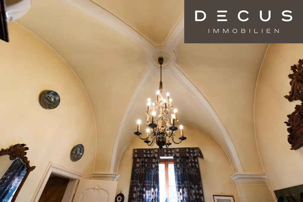 | VIERKANTHOF | HERRENHAUS  |  BURGÄHNLICHES HISTORISCHES WOHNOBJEKT MIT GARTEN IN ZENTRUMSLAGE  |