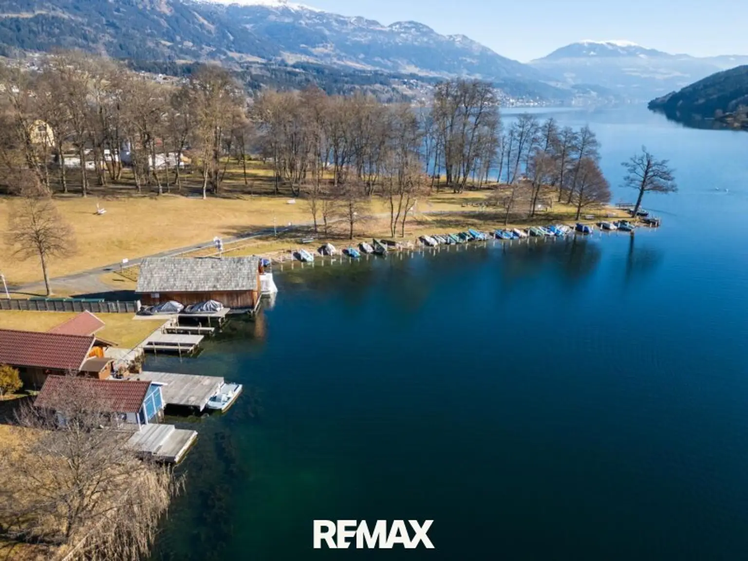 Parkanlage und See