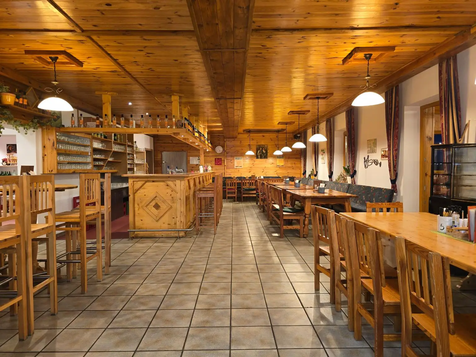 Großes Haus für Visionäre in Aussichtslage (Buschenschank, Weingärten)