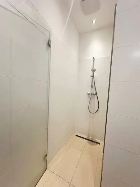 OPERNRING, STAATSOPER, klimatisierte 106 m2 Altbau, 3 Zimmer, Möblierung möglich, Extraküche, 2 Bäder, 4. Liftstock