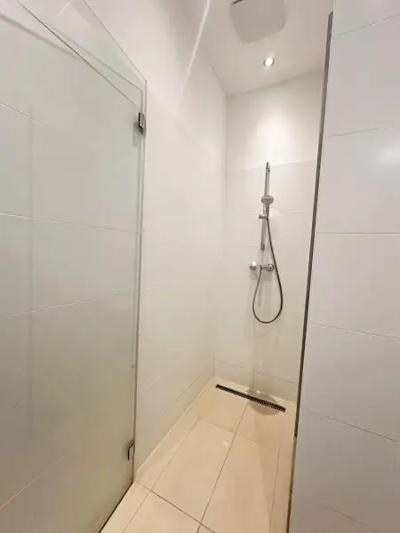 OPERNRING, STAATSOPER, klimatisierte 106 m2 Altbau, 3 Zimmer, Möblierung möglich, Extraküche, 2 Bäder, 4. Liftstock