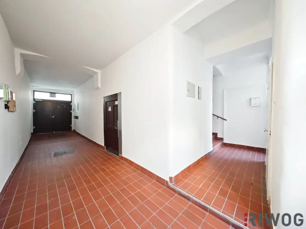 Hofseitige Terrasse | 2-Zimmer-Dachgeschosswohnung in Markt- und U-Bahnnähe