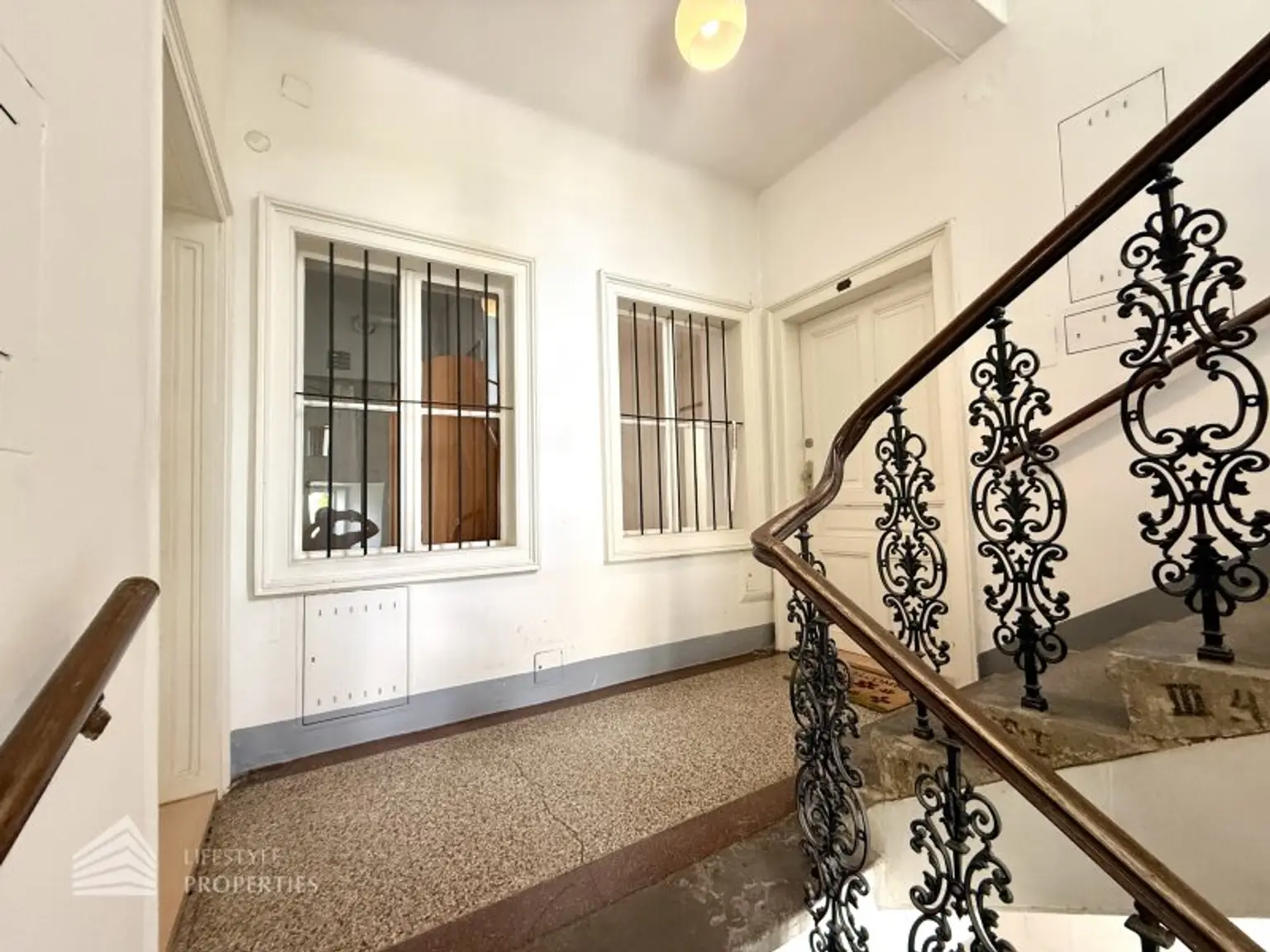 Helle Wohnung mit Balkon auf ganzer Etage zzgl. Rohdachboden, Nähe Einsiedlerpark
