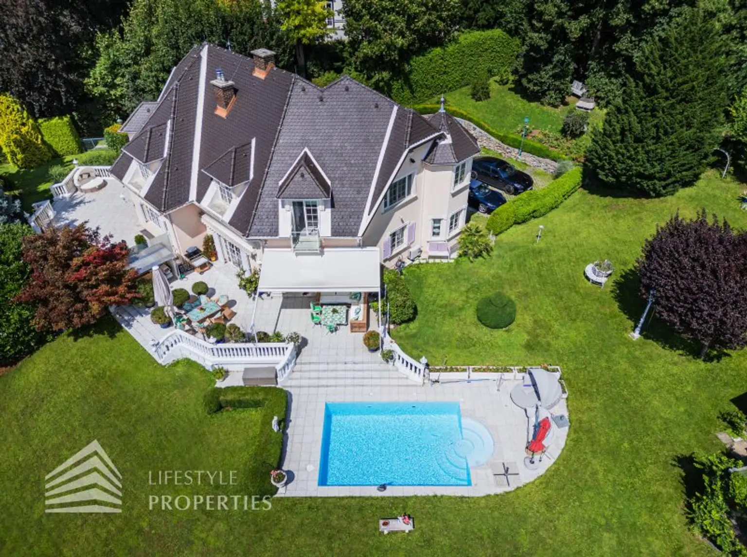 Beeindruckende Villa mit gepflegten Garten und Pool