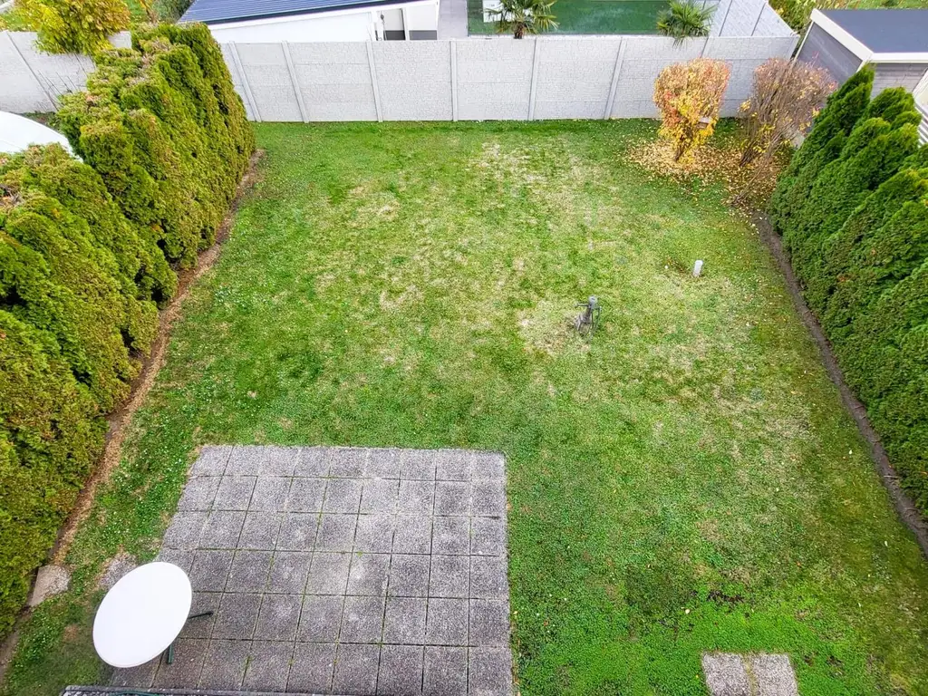 GUT GELEGENES HAUS MIT PFLEGELEICHTEM GARTEN IN BRUNN AM GEBIRGE