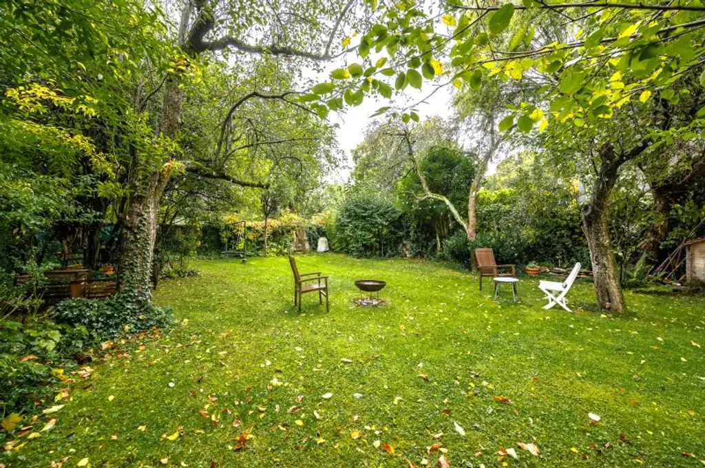 ++1140++ sanierungsbedürftige 3,5 Zimmer Wohnung in Stilvilla! idyllischer Garten!