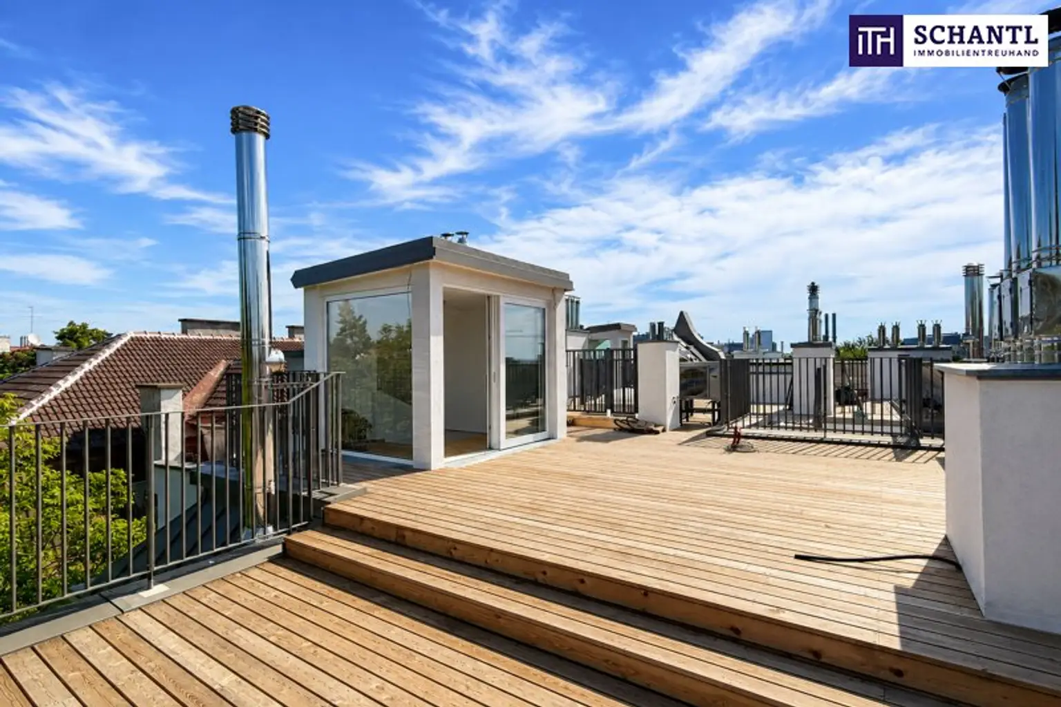Moderne Dachterrasse bei Sonnenschein