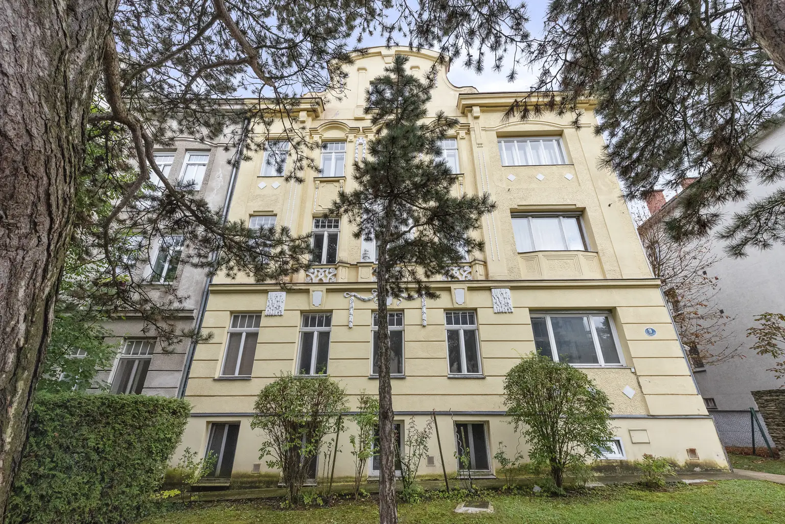 Großzügige Wohnung mit Potential (WG geeignet)