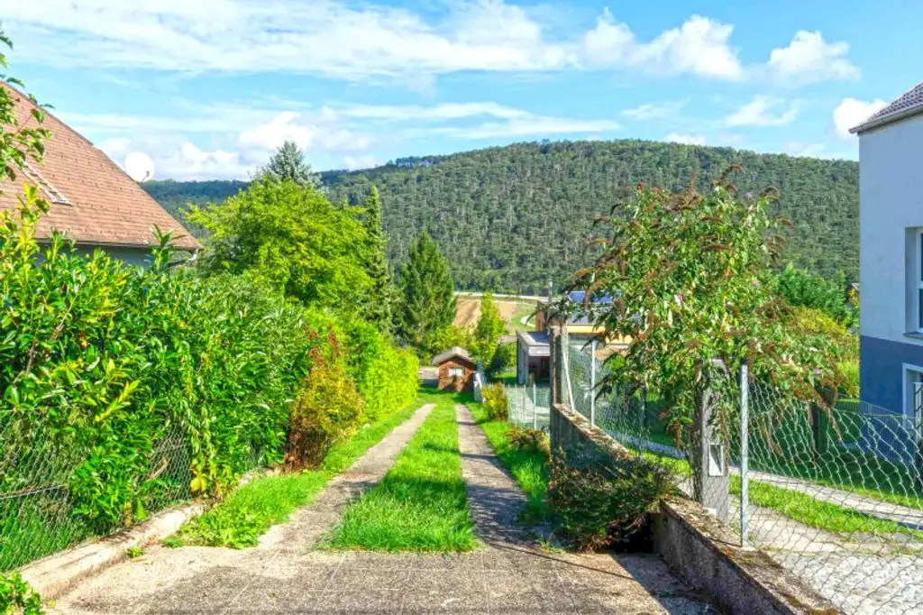 Idyllisches Landhaus in Wohnsiedlung am Waldesrand mitten im Triestingtal, südliches Bergland vor Wien
