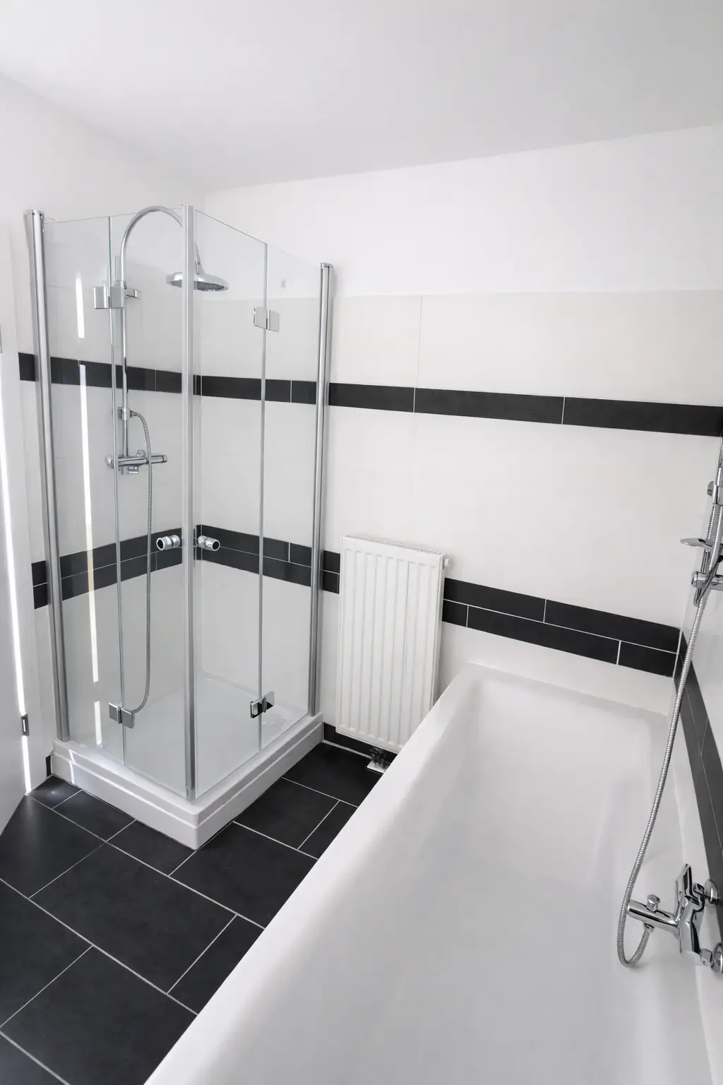 Bad mit Badewanne und Dusche