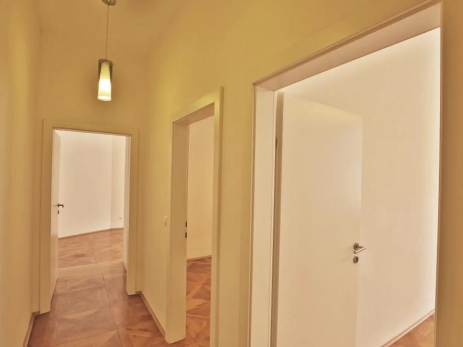 Große, wunderschöne Altbau-Wohnung mit 8 Räumen sucht einen neuen Eigentümer