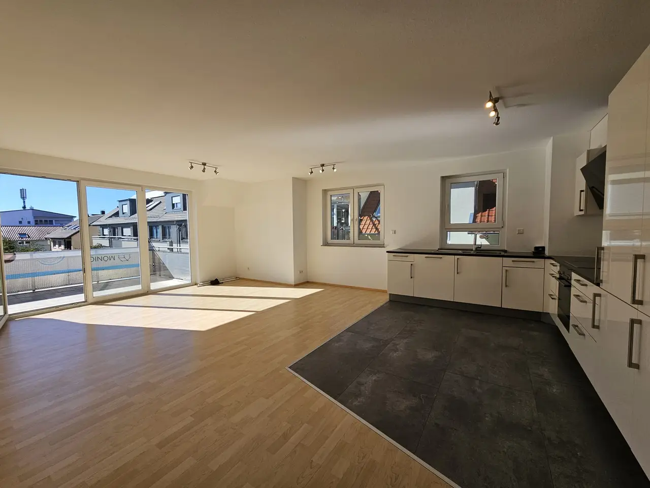 !Beautiful 3,5 rooms maisonette apartment with terrace and garage, 5 min. to Panzer in Böblingen! - Photo 1