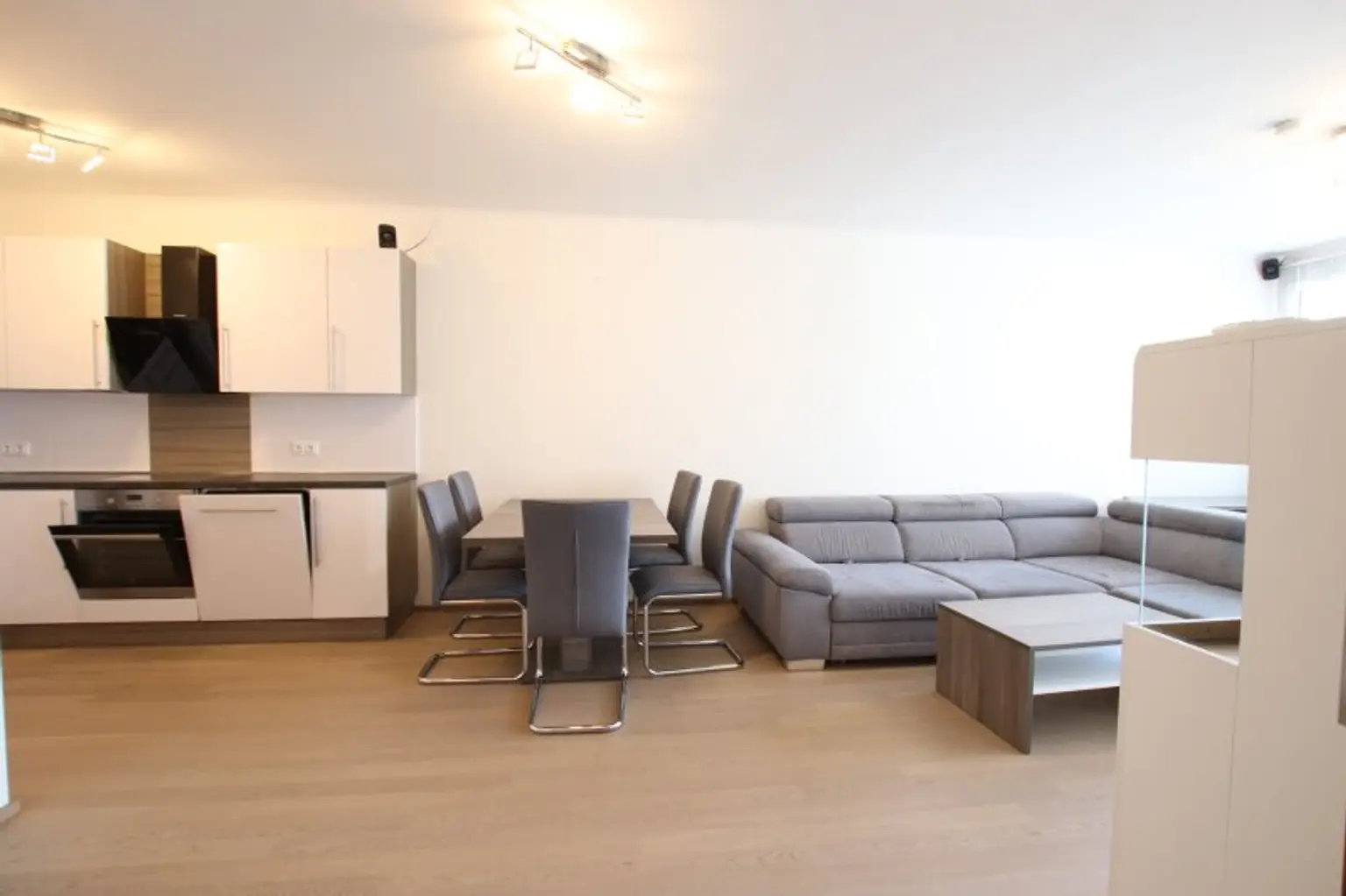 Neuwertige, teilmöblierte 2 Zimmer Penthousewohnung mit Terrasse und Carport in Klagenfurt