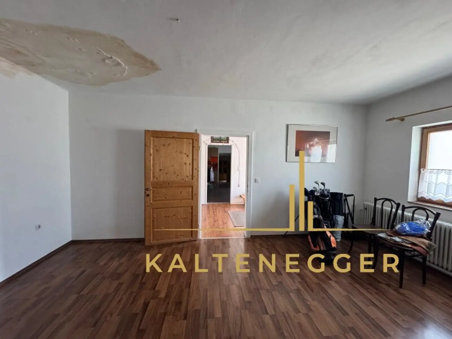 Sonnenbeschienenes Grundstück mit Blick auf die Hohe Wand - ein ländliches Mehrfamilienhaus und ein Einfamilienhaus