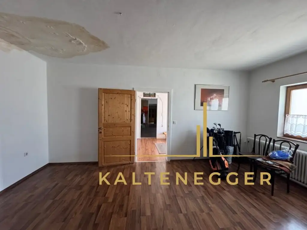 Sonnenbeschienenes Grundstück mit Blick auf die Hohe Wand - ein ländliches Mehrfamilienhaus und ein Einfamilienhaus