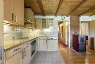 Blick zur Küche und Pelletofen