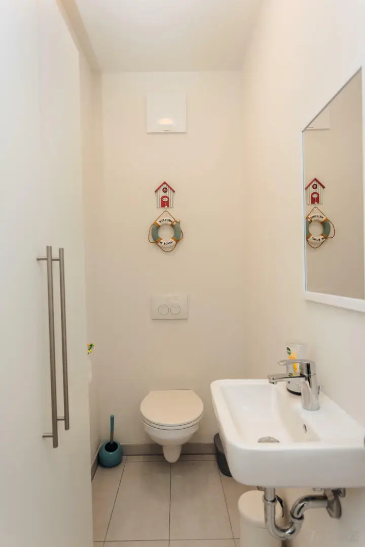 extra WC mit Handwaschbecken