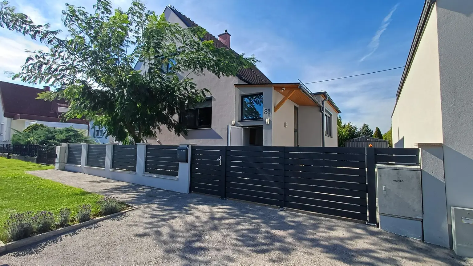 Vollkomfort Einfamilienhaus mit Pool, Sonnenterrasse und großem Garten