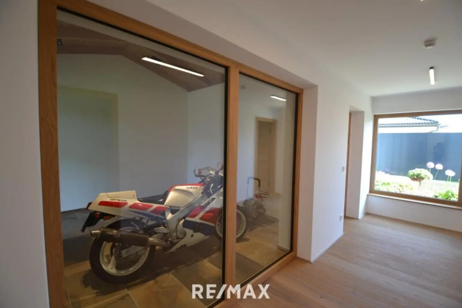 Stellplatz Motorrad mit Blick vom Wohnbereich EG