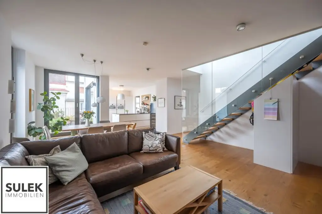 Einzigartige DG-Wohnung mit Loft-Charakter und Terrassen (rd. 165m²) inkl. atemberaubendem Fernblick