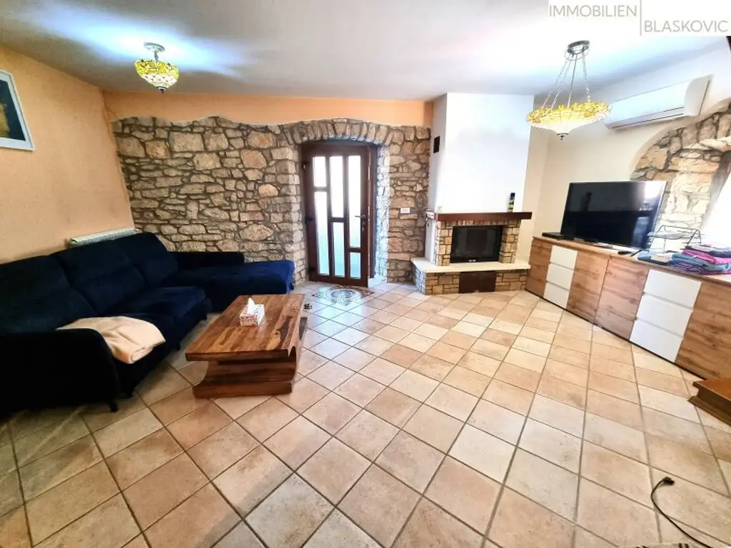Porec Umgebung - Attraktives Steinhaus mit 2 Appartements und Pool/Wellness