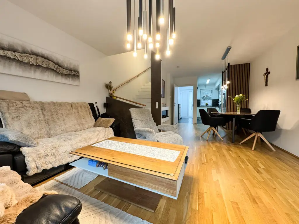 Moderne Reihenhausvilla mit Studio im DG und XXL-Dachterrasse, Carport und KFZ-Abstellplatz in Zentrumsnähe von Vöcklabruck