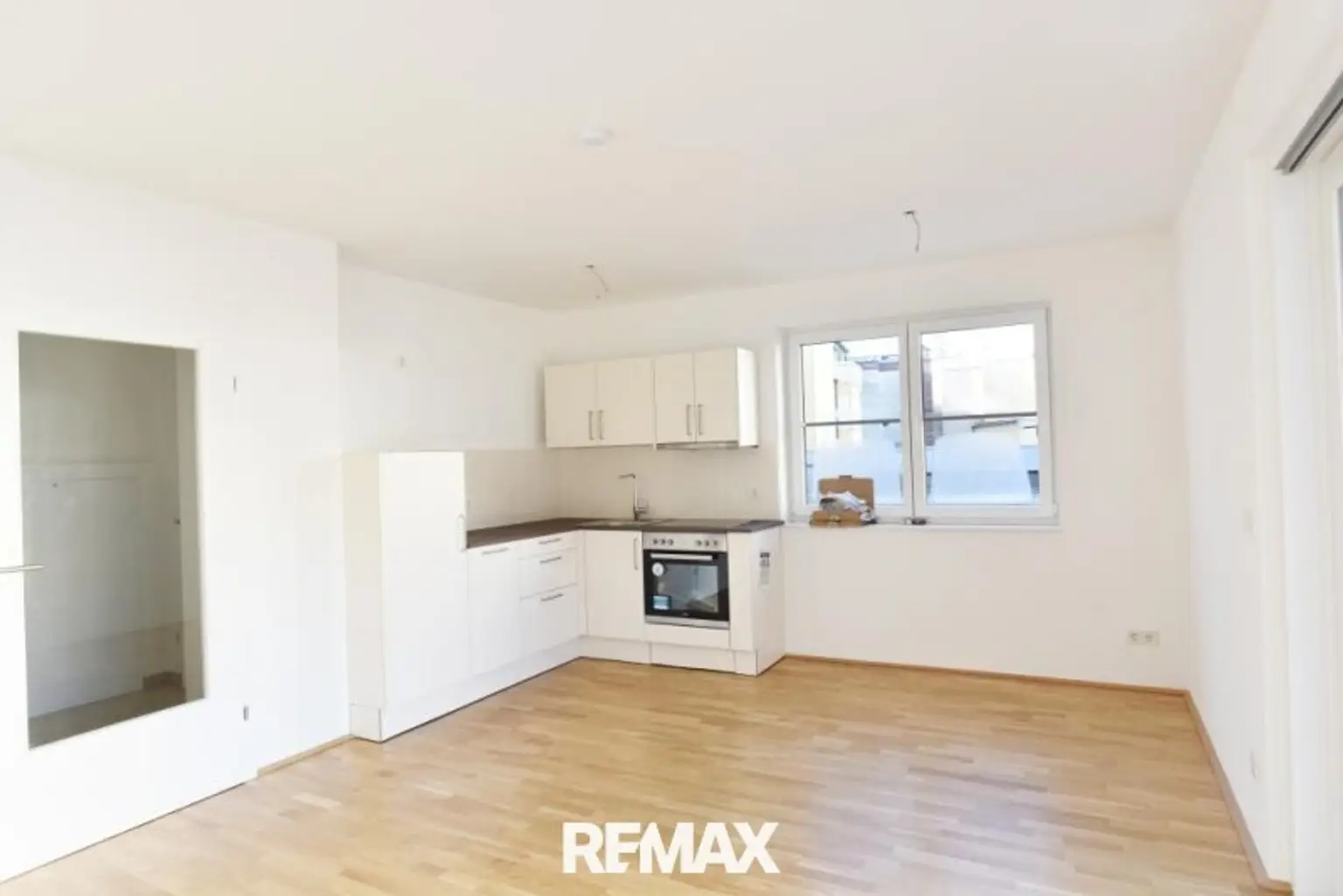 Wohnzimmer mit offener Küche