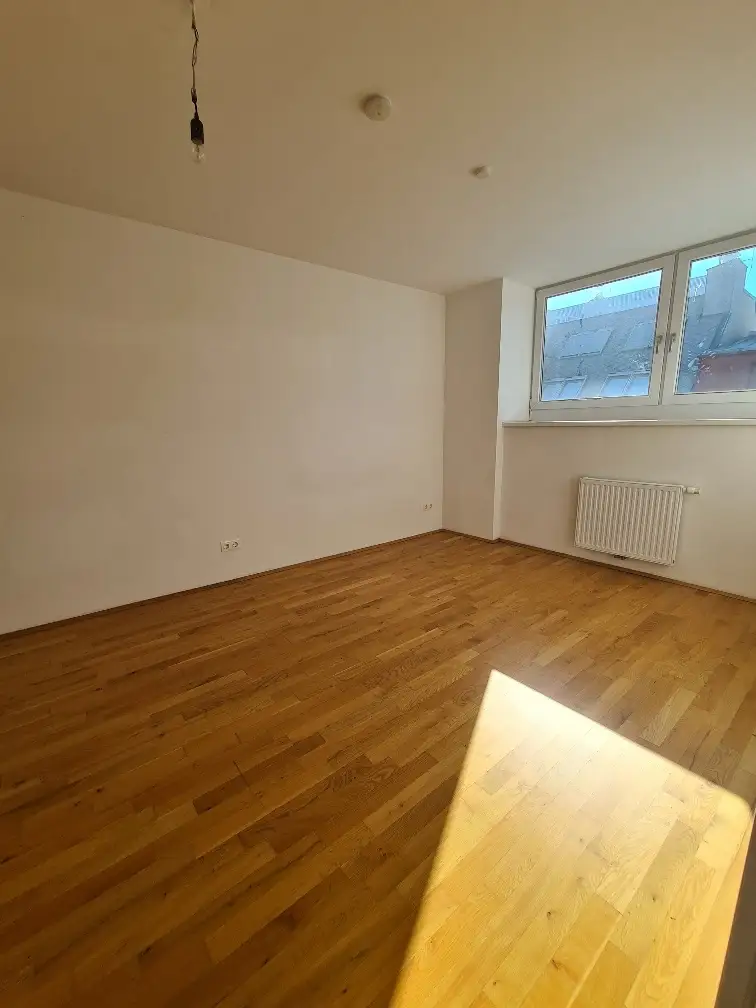 Herrliche Dachgeschosswohnung mit großer Terrasse - 
Nähe Krottenbachstraße!