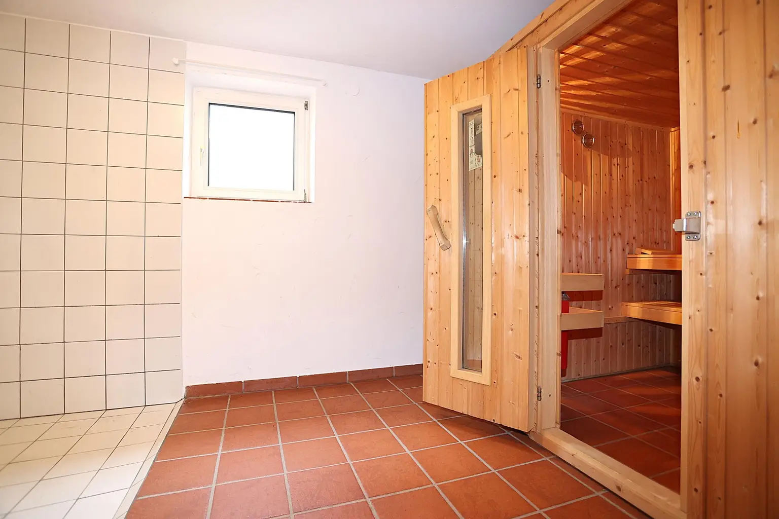 Sauna mit großer Dusche