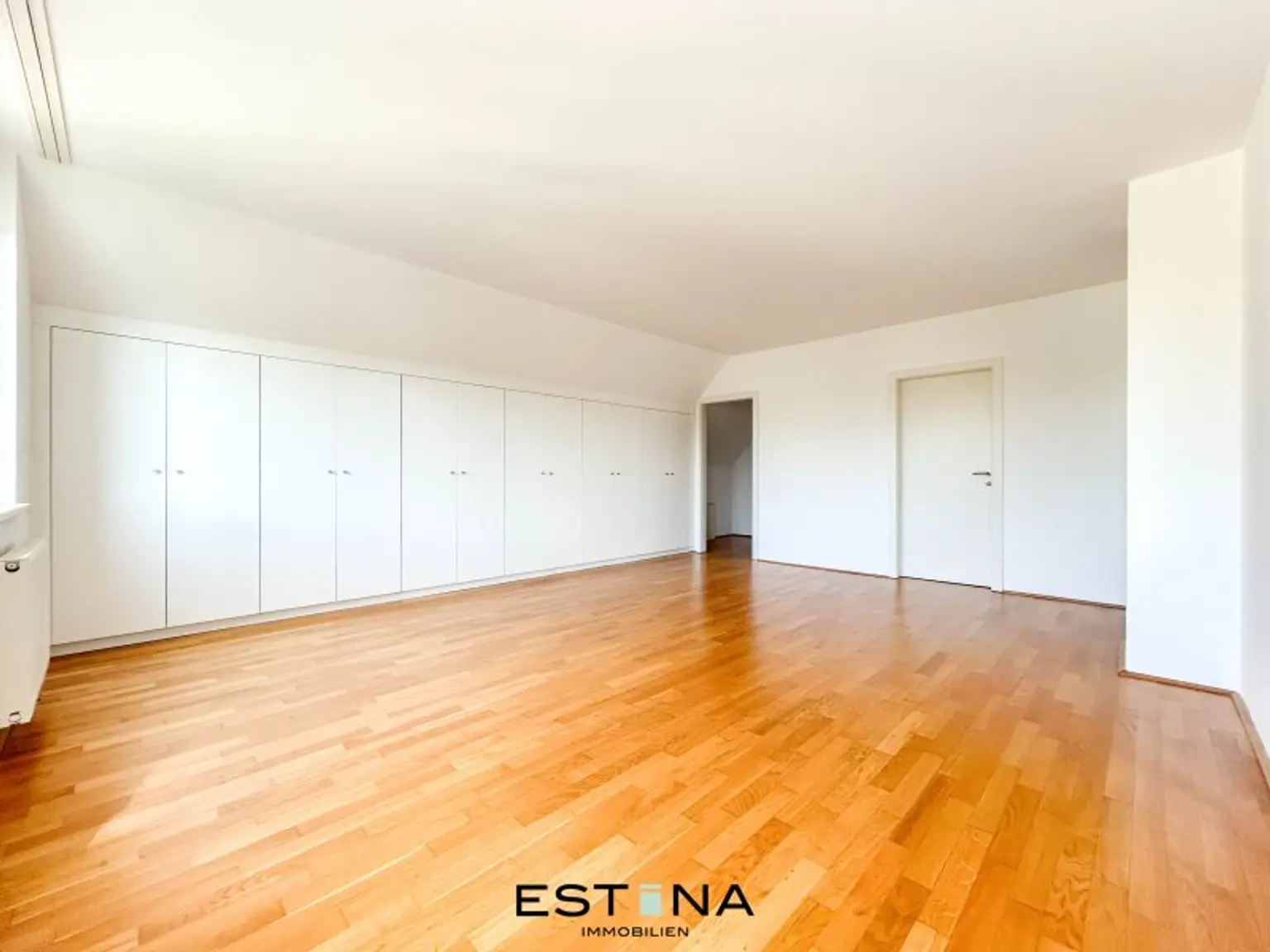 Großzügige DG-Wohnung nahe Hugo Wolf Park