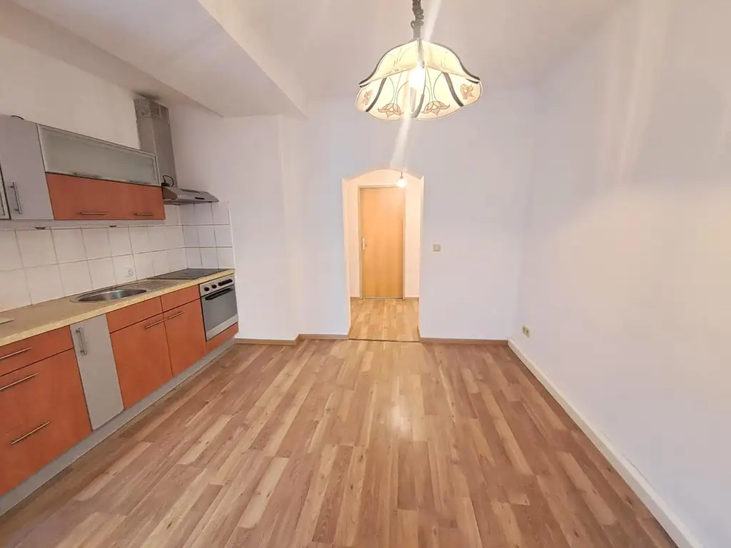ZENTRUMSLAGE! Zinshaus mit 6 Wohneinheiten! 3 Wohnungen VERMIETET / 3 FREI und SANIERT