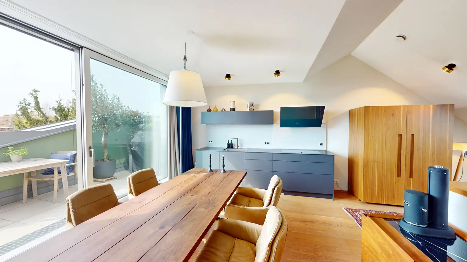 Cottageviertel I Traumhafte Dachwohnung im Jugendstil-Palais I Garagenplatz