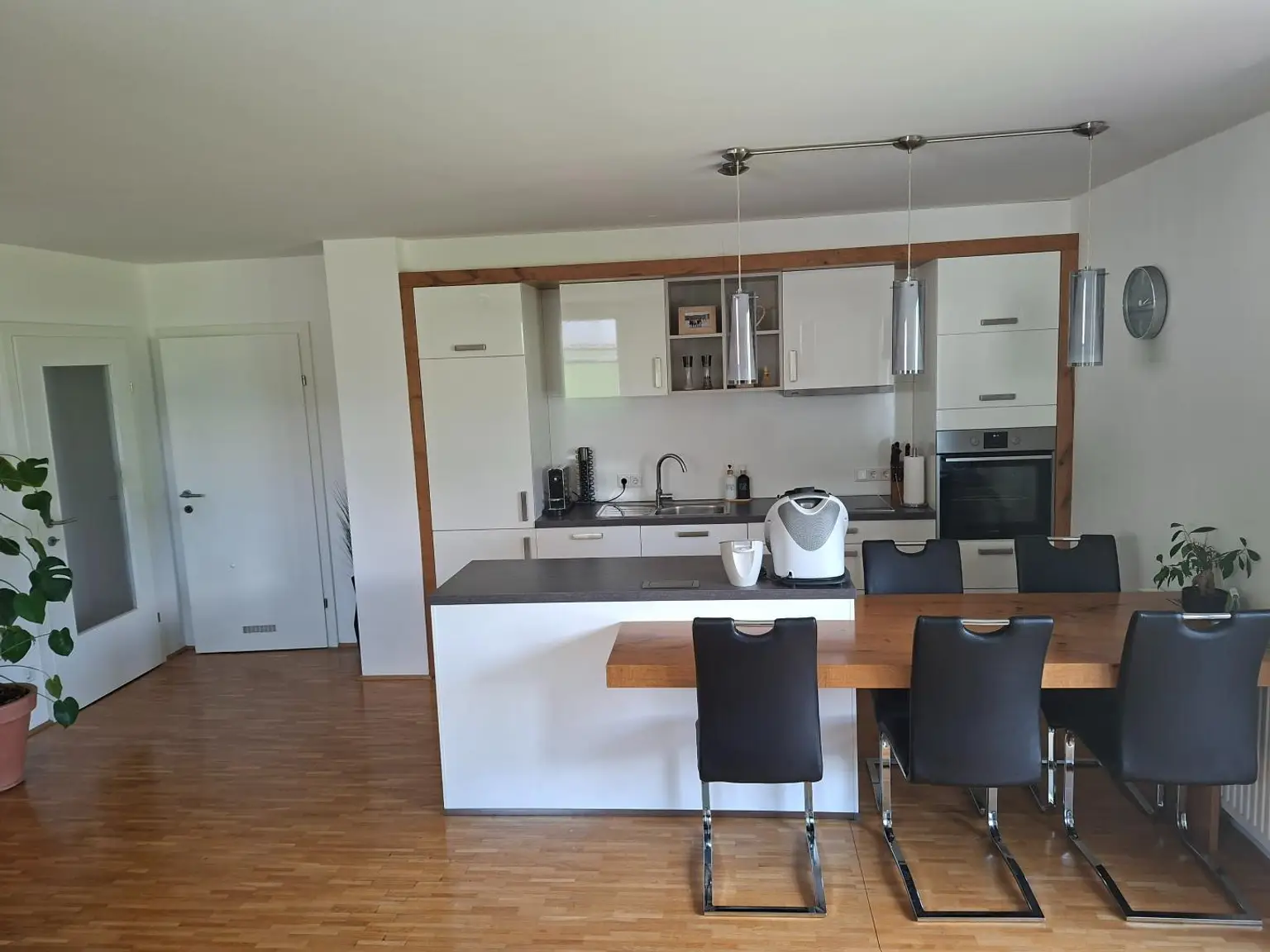Top moderne Neubauwohnung mit Balkon