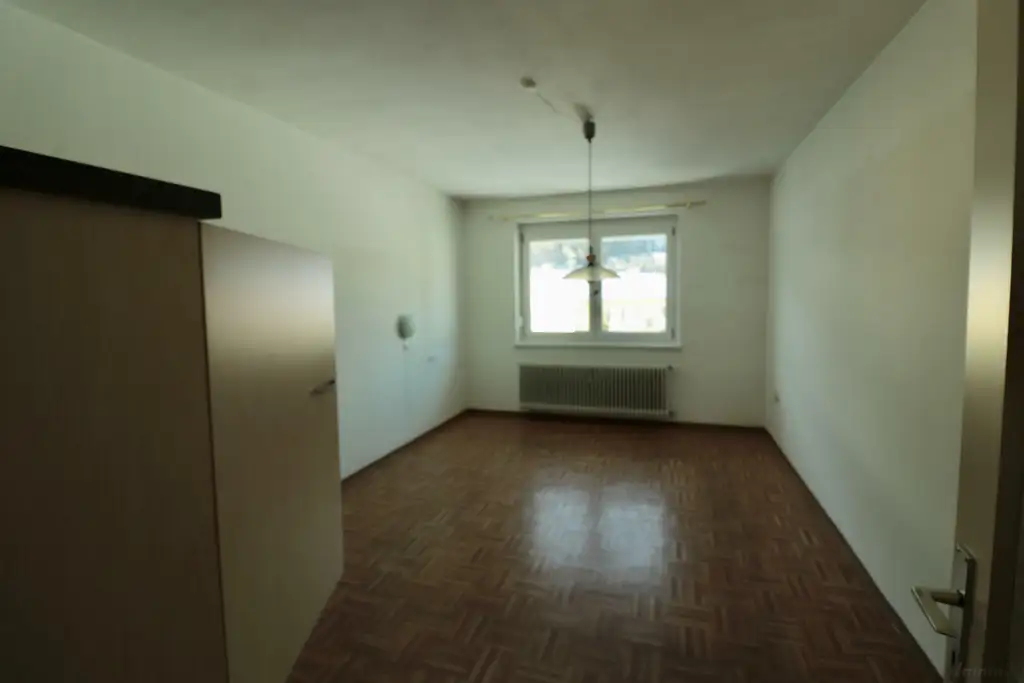 1 Zimmer mit möblierter Küche und Möbeln in Übelbach