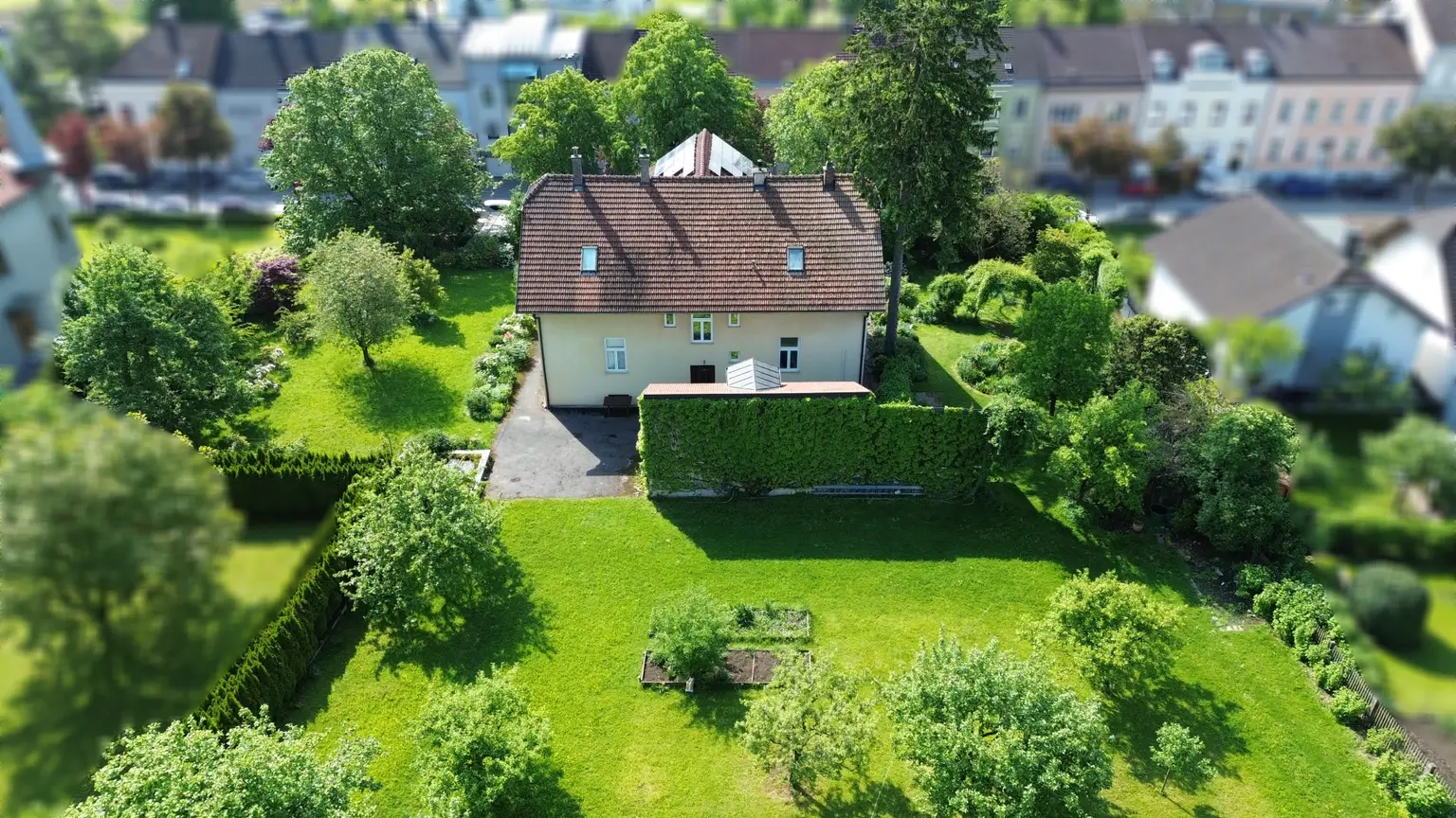 Charmante Altbauvilla mit WOHNRECHT und eindrucksvoller Grünfläche